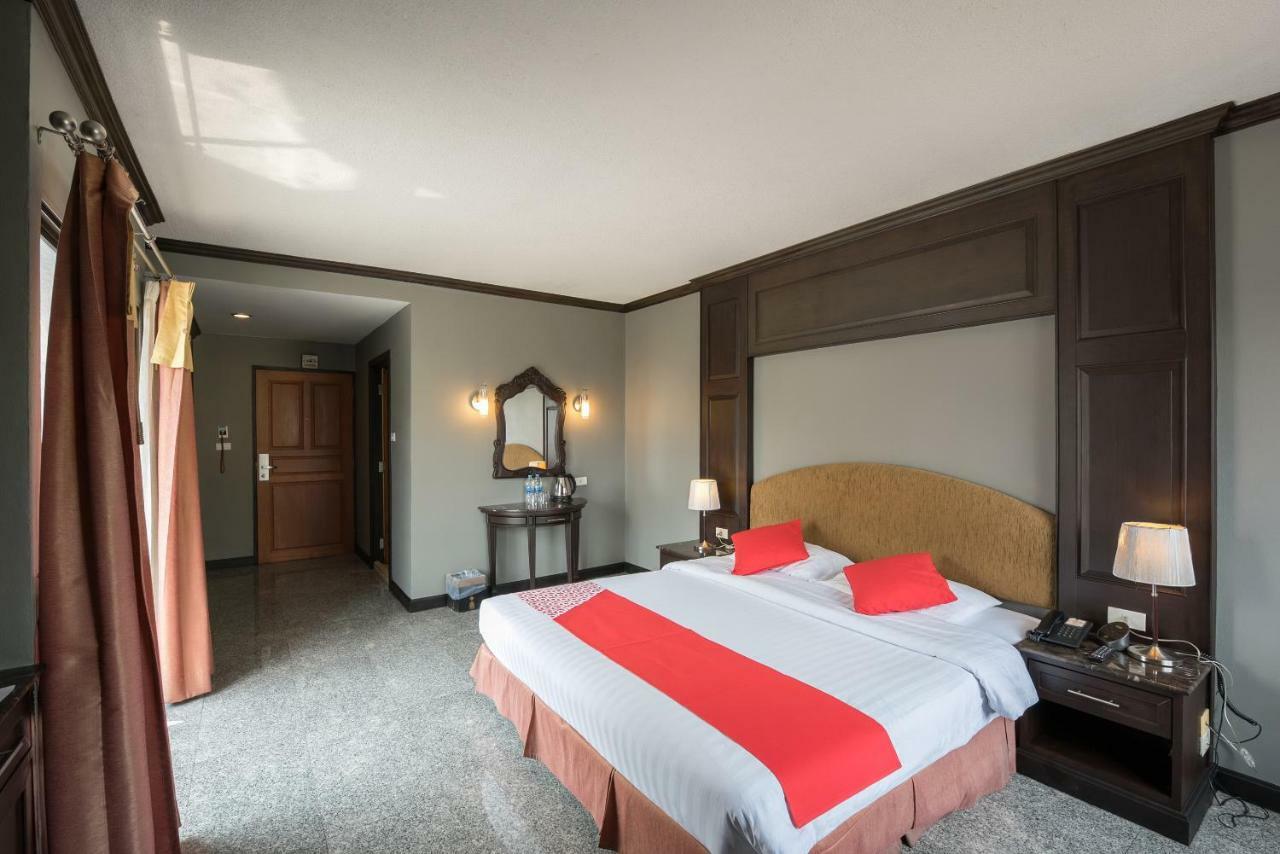 The Euro Grande Hotel Банкок Екстериор снимка