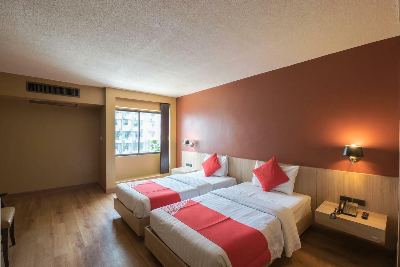 The Euro Grande Hotel Банкок Екстериор снимка