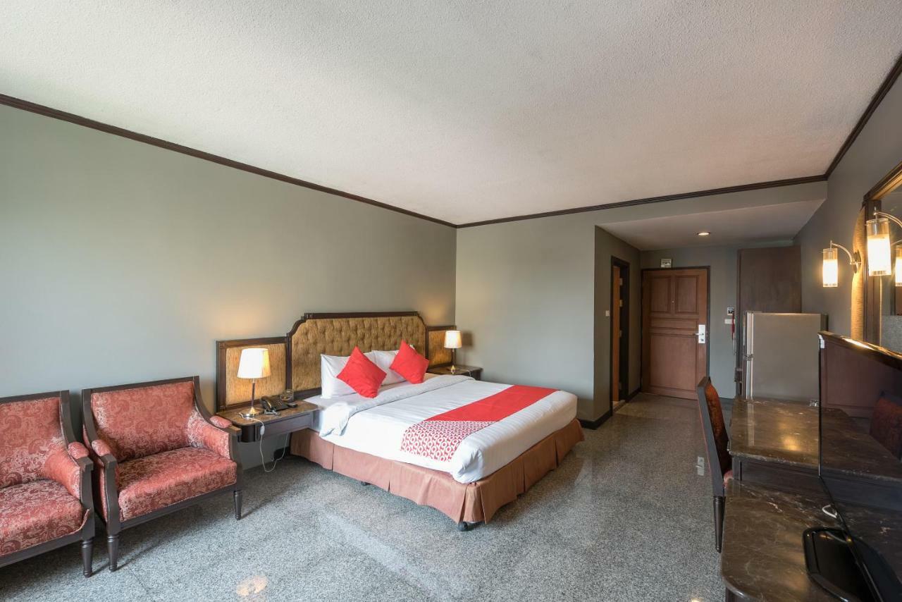 The Euro Grande Hotel Банкок Екстериор снимка