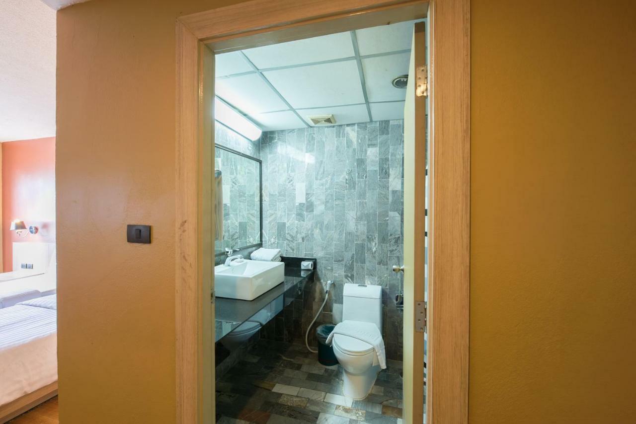 The Euro Grande Hotel Банкок Екстериор снимка