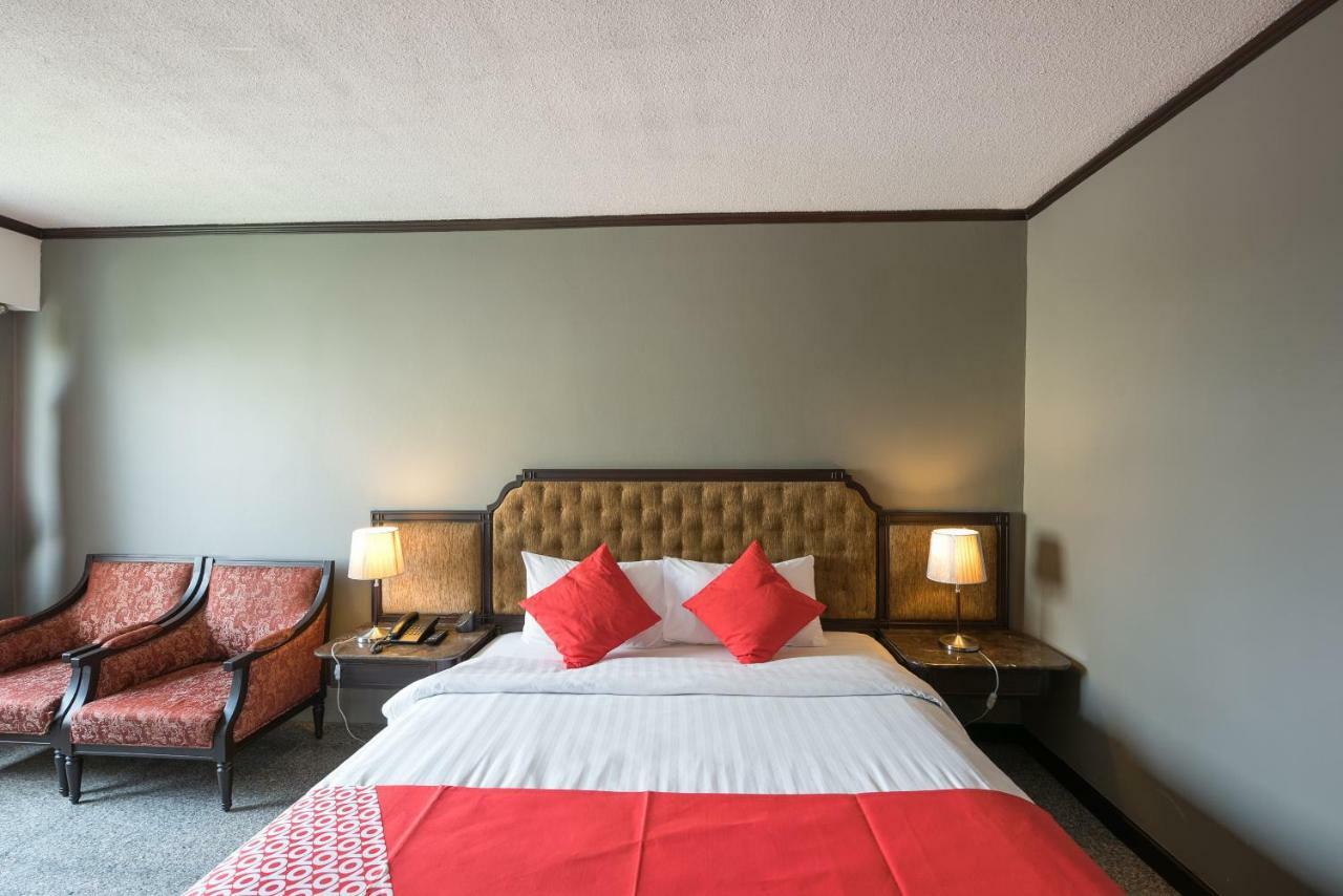 The Euro Grande Hotel Банкок Екстериор снимка