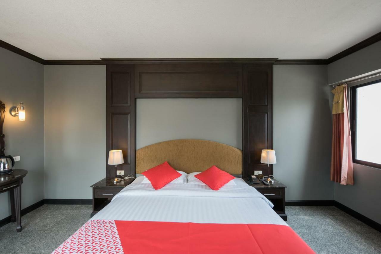 The Euro Grande Hotel Банкок Екстериор снимка