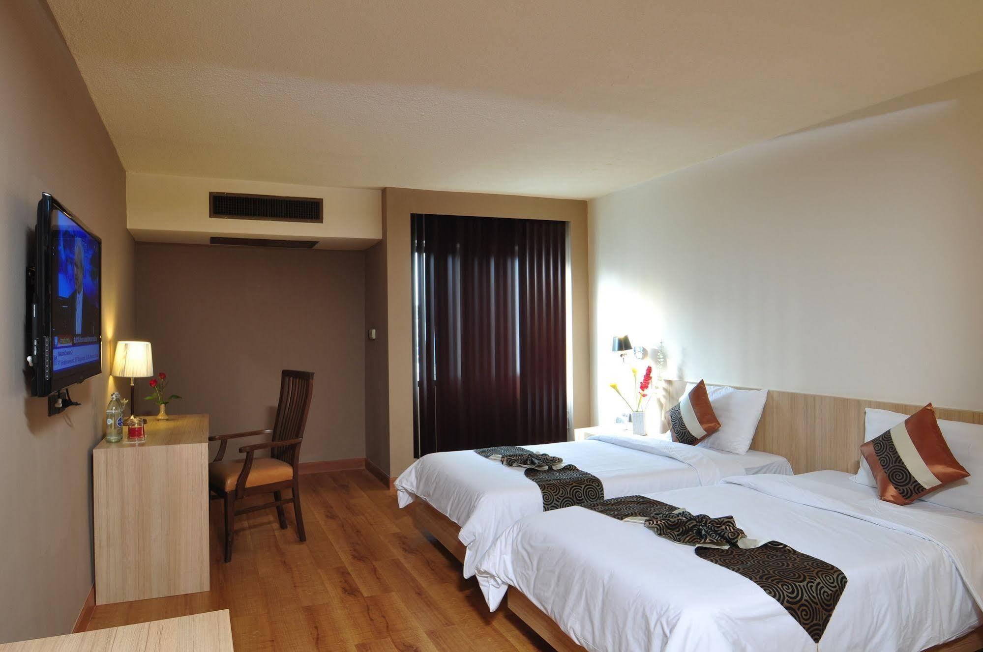 The Euro Grande Hotel Банкок Екстериор снимка