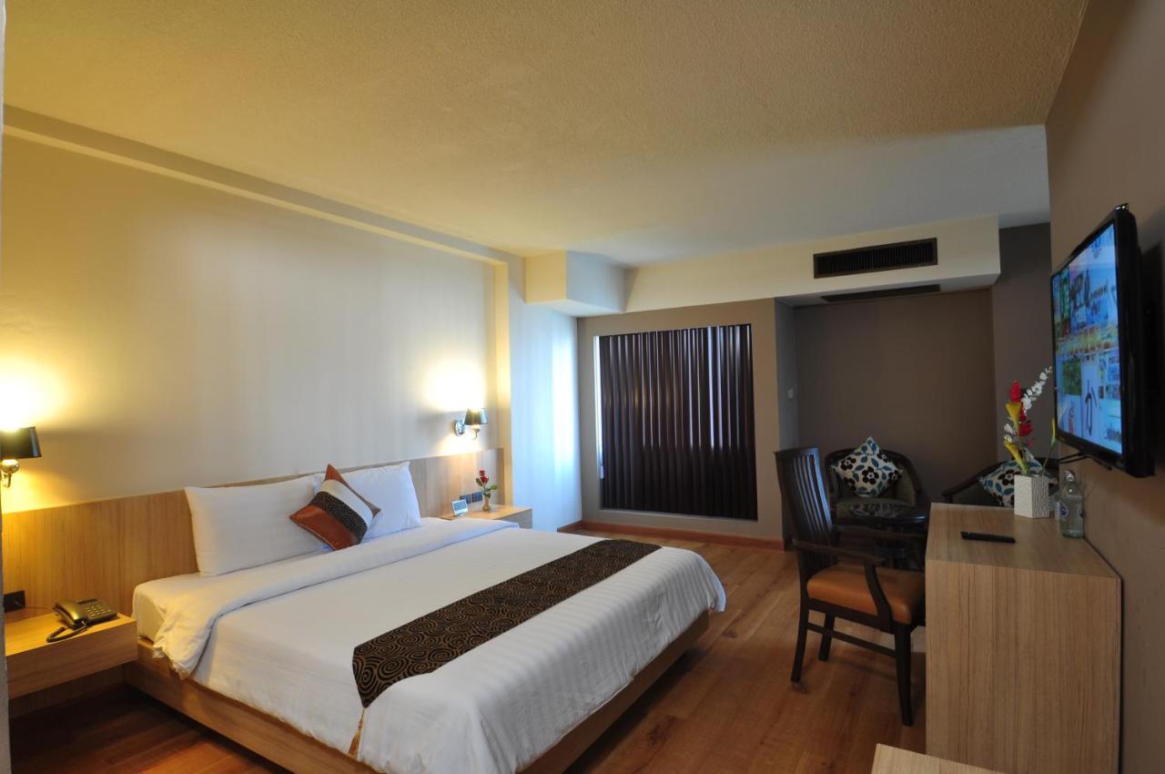 The Euro Grande Hotel Банкок Екстериор снимка