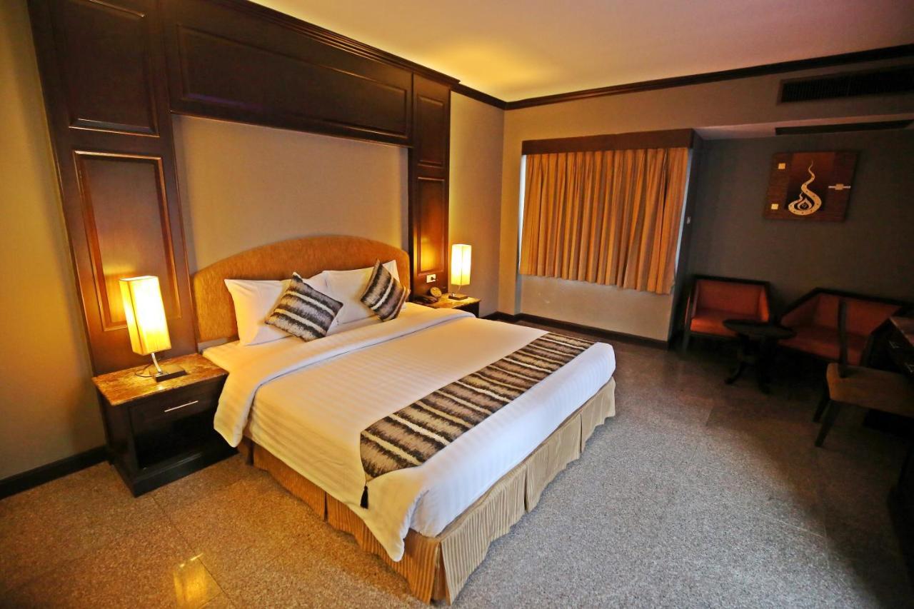 The Euro Grande Hotel Банкок Екстериор снимка