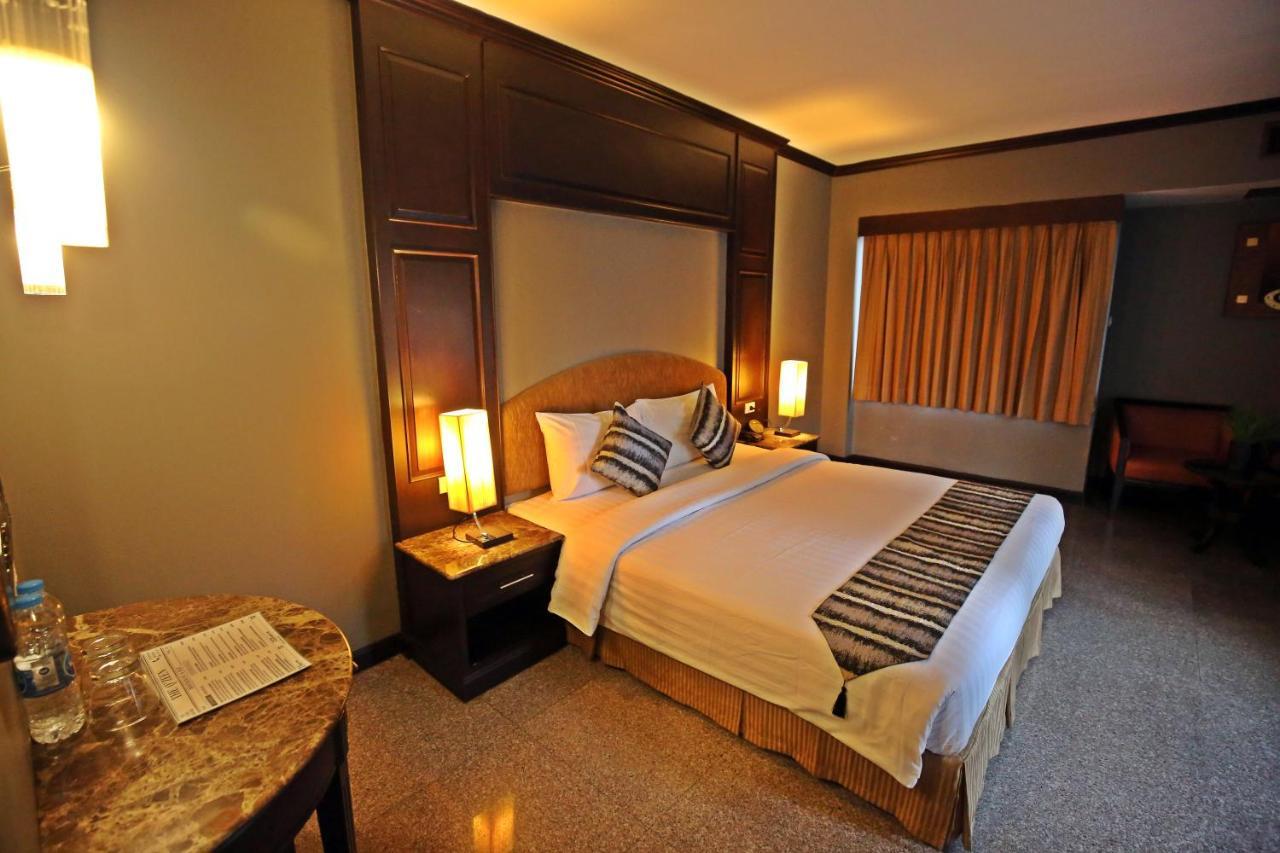 The Euro Grande Hotel Банкок Екстериор снимка